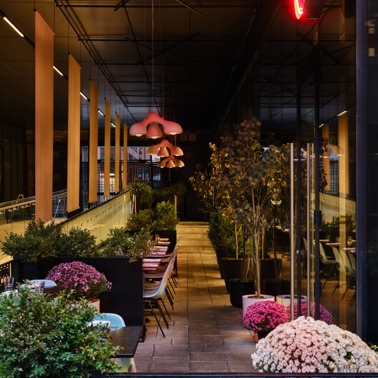 Lee restaurant hotsell