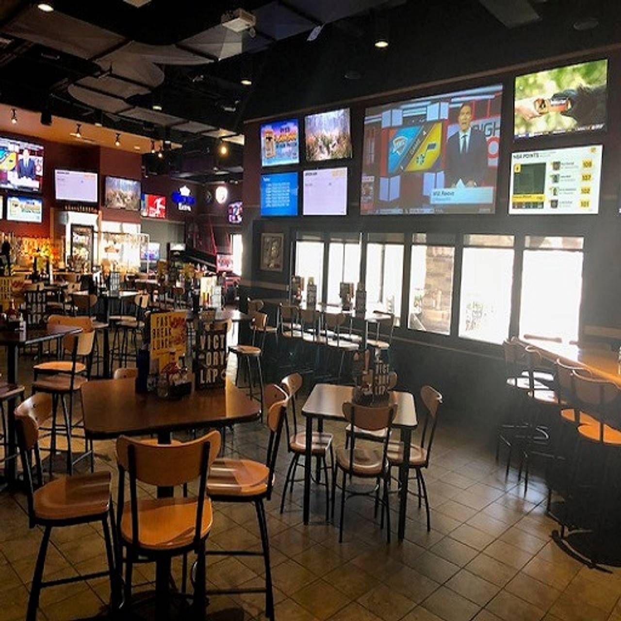 Buffalo Wild Wings Farmington Hills Restaurant Dining Room Buffalo Wild Wings Farmington Hills Mi