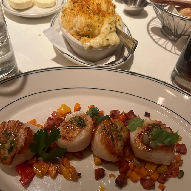 Joe's Seafood, Prime Steak & Stone Crab, Chicago. Restaurant Info, Reviews,  Photos - KAYAK