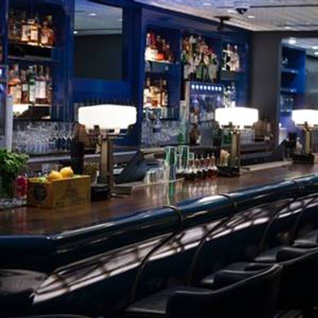 10 Restaurants Near Fontainebleau Miami Beach Opentable Pizza Burger By Michael Mina Fontainebleau Miami Beach