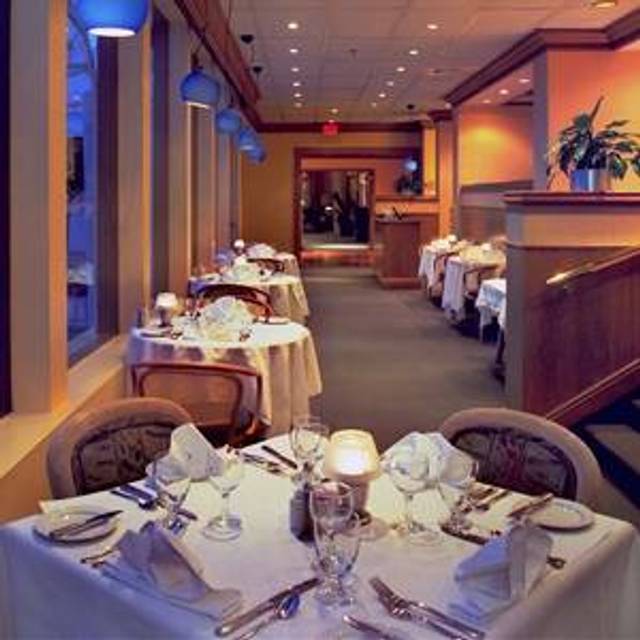 72 Restaurants Near Comfort Inn Downtown Dc Convention Center 10 Thomas At The Washington Plaza Hotel