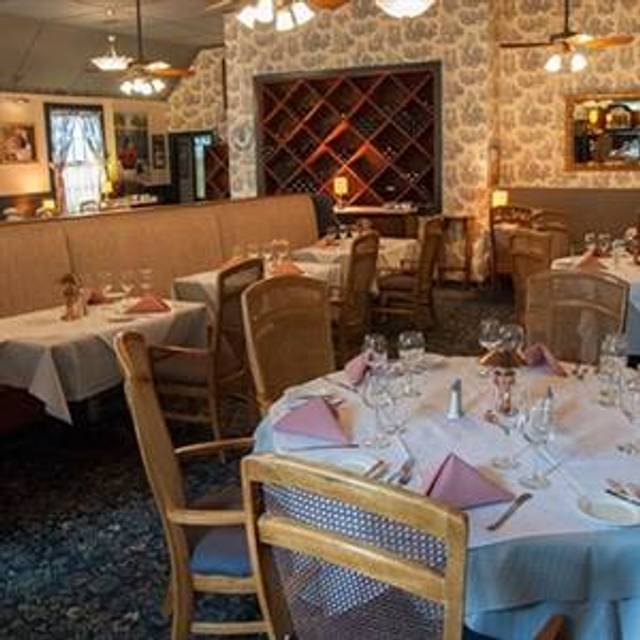 10 Restaurants Near Bush Intercontinental Airport Houston Opentable Chez Nous French Restaurant
