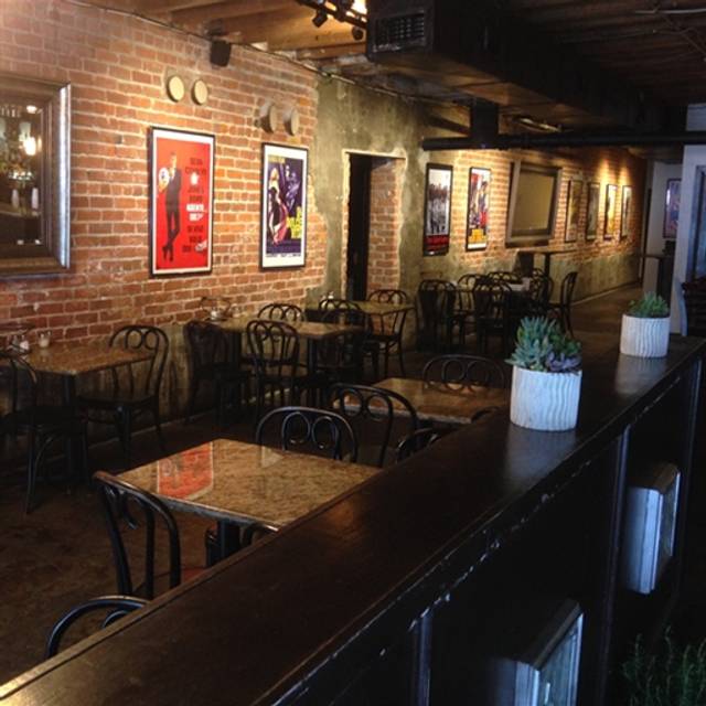 Best Restaurants In Warehouse District Opentable Outlaw Pizza Co