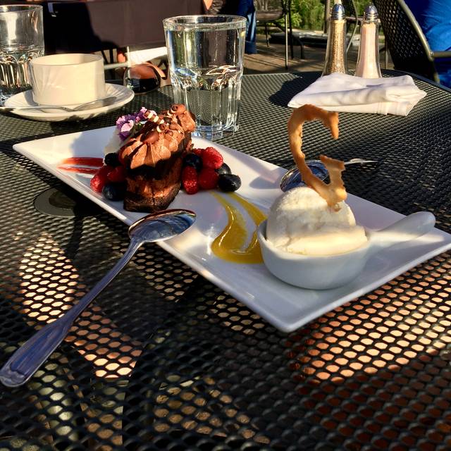 Grapevine Restaurant and Patio at Gray Monk Estate Winery Lake