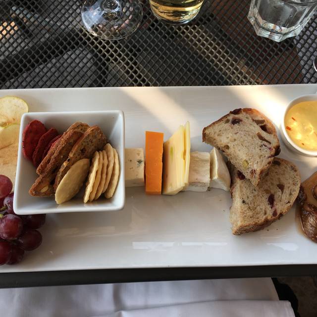 Grapevine Restaurant and Patio at Gray Monk Estate Winery Lake