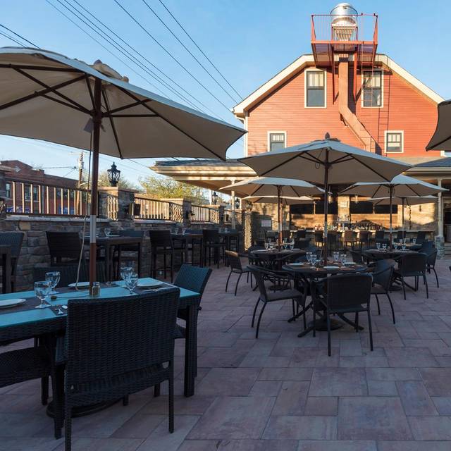 Outdoor dining new hyde park sale