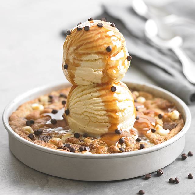 Bj S Restaurant Brewhouse Tyson Corner Vienna Va Opentable Salted Caramel Pizookie W Choco Chips Bj S Restaurant Brewhouse Tyson Corner Vienna