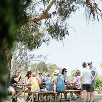 Una foto del restaurante St Leonards Vineyard