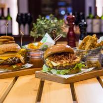Una foto del restaurante 393 Burgers & Steaks - Holiday Inn Resort Dead Sea