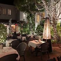 Una foto del restaurante Terry's Lounge at the Cypress Inn