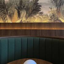 Una foto del restaurante Henry's on James