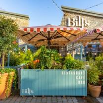Una foto del restaurante Bill’s Restaurant, Cafe & Bar Clark’s Village, Street