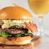 Una foto del restaurante The Board & Elbow