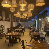 Una foto del restaurante Aziza Restaurant & Lounge