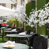 Une photo du restaurant Sunset Terrace Patio at The Fort Garry Hotel