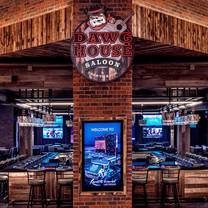 Une photo du restaurant Dawg House Saloon & Sports Book