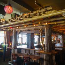 Una foto del restaurante McMenamins Kalama Harbor Lodge