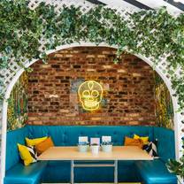 Una foto del restaurante South of the Wall