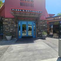 Una foto del restaurante Rise Woodfire Pizza & Rotisserie - Santa Clara