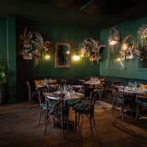 Una foto del restaurante O X T W O