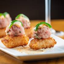 Una foto del restaurante Cooper's Hawk Winery & Restaurant - St. Charles, IL