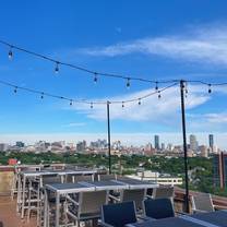 Una foto del restaurante Over the Charles