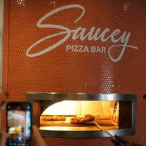 Una foto del restaurante saucey pizza Bar