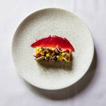 Una foto del restaurante The Lavender Restaurant at Weston Manor Hotel