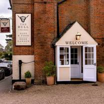 Una foto del restaurante The Bull Inn