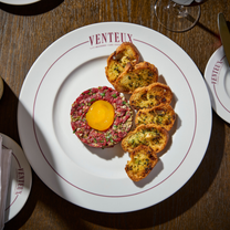 Una foto del restaurante Venteux Brasserie, Cafe, & Oyster Bar