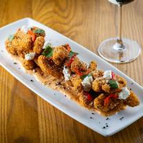 Una foto del restaurante Cooper's Hawk Winery & Restaurant - St. Charles, IL