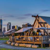 Una foto del restaurante Three Peaks Lodge – Dining At Collective Retreats Governors Island