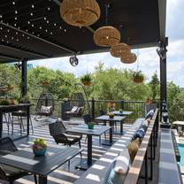 Een foto van restaurant Knotty Deck, Kitchen & Bar - Renaissance Austin Hotel