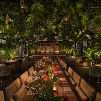 Een foto van restaurant The Terrace and Outdoor Gardens at EDITION