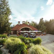 Una foto del restaurante The Clubhouse at the Fairmont Chateau Whistler