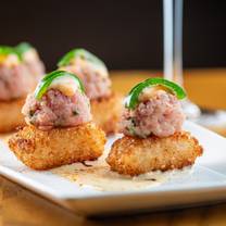 Una foto del restaurante Cooper's Hawk Winery & Restaurant - Morton Grove, IL