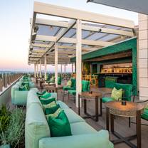 Een foto van restaurant The Rooftop at Waldorf Astoria Beverly Hills