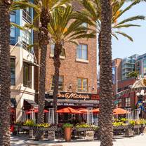 San Diego Concourse Restaurants - Lou & Mickey's