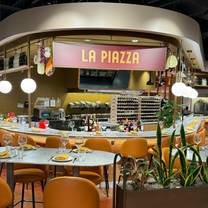 Een foto van restaurant La Piazza di Eataly at Sherway Gardens