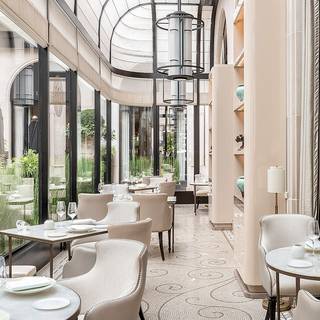 Une photo du restaurant L'Orangerie - Four Seasons Hôtel George V