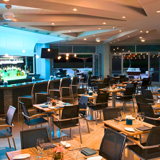 Harry&rsquo;s Poolside Bar & Grill at Rosen Centre