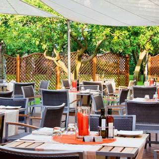 L'Orangerie Poolside Bar & Restaurant