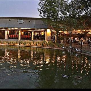 Lakeside Restaurant & Lounge