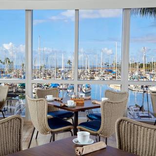 100 Sails Restaurant & Bar