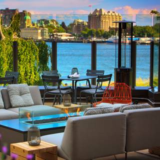 Lure Restaurant & Bar - Delta Victoria Ocean Pointe