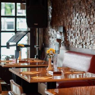 Expatriate Italian Restaurant Wine & Coffee