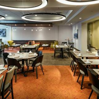 Trailhead Bar + Kitchen - The Hilton Garden Inn Issaquah