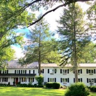 Edgewater Inn & Riverside Grill