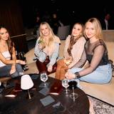 Lobby Bar Lounge Sofa $300 minimum (4-6 Guests) Foto