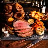 Large Party Sharing Sunday Roast foto